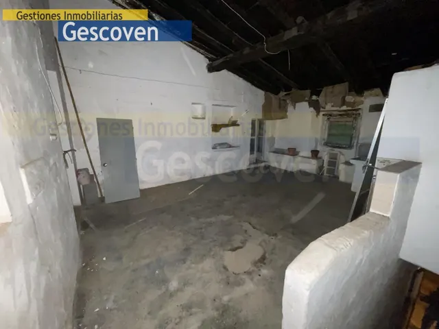 CASA PARA REFORMAR CON PATIO Y OTRAS EDIFICACIONES — 4