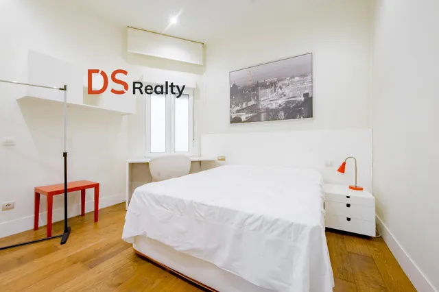 Ds realty presenta | vivienda exterior con tres balcones y terraza frente al templo de debod — 11