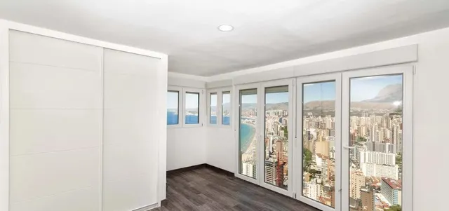 Impresionante Ático -Dúplex reformado de lujo y vistas magnificas al mar y bahía de Benidorm. — 28