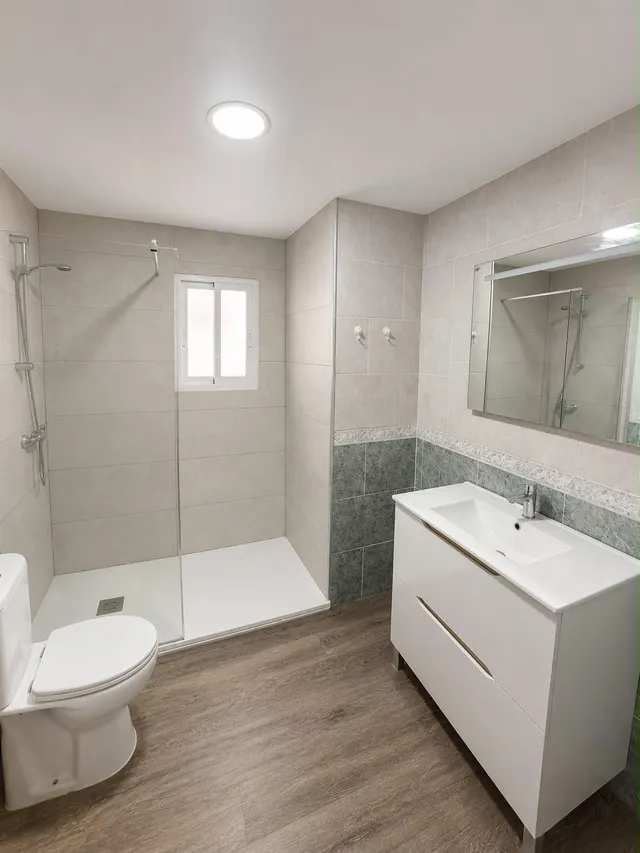 Piso de 3 dormitorios con patio y garaje en Elche — 7