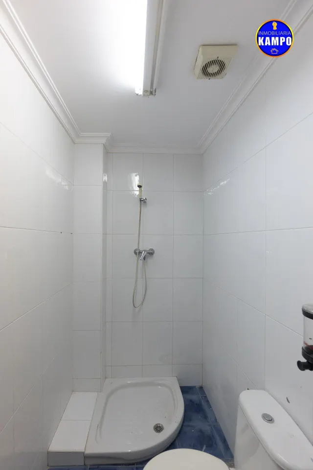 SE ALQUILA LOCAL EN  IRUN , CALLE SAN ISIDRO LABRADOR — 18