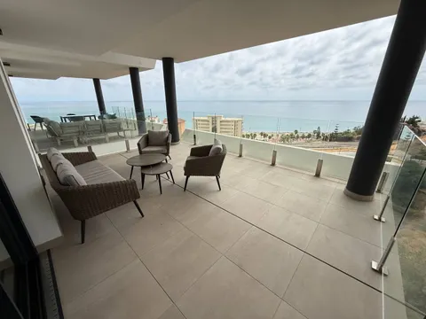 Apartamento premium de 2 habitaciones con vistas al mar a pocos metros de la playa en Fuengirola