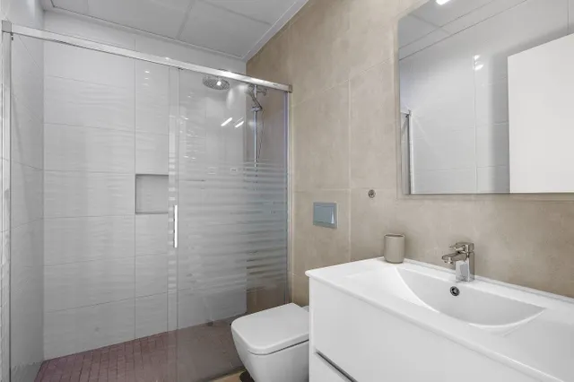 Villa moderna con piscina privada, 3 dormitorios y 3 baños. — 27