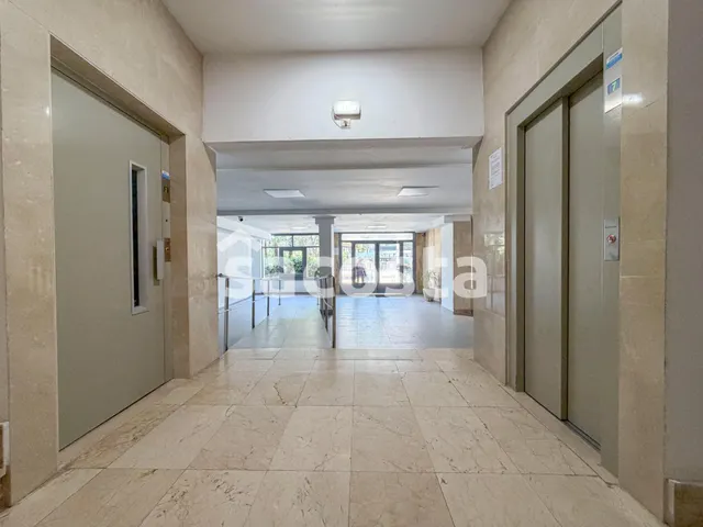 Amplio piso con  terraza, ideal como inversión o vivienda — 23