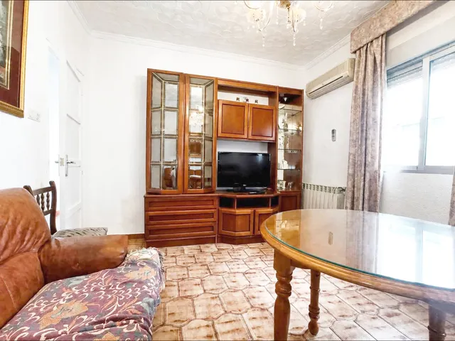 SE ALQUILA ESTUPENDO PISO AMUEBLADO — 12