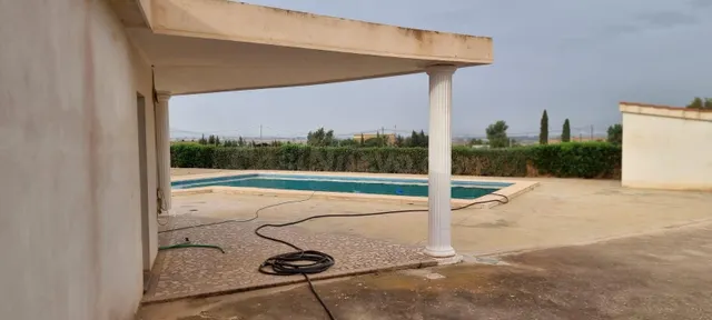 Edificio con piscina — 4