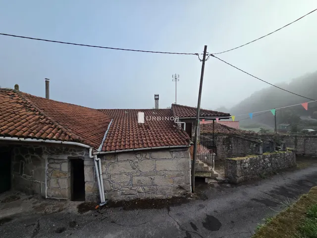 CASA de piedra, con patio cerrado. A 1 km. AYTO. ESGOS — 17