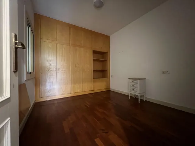 Amplio piso de 3 habitaciones con balcón en el centro de Granollers — 10