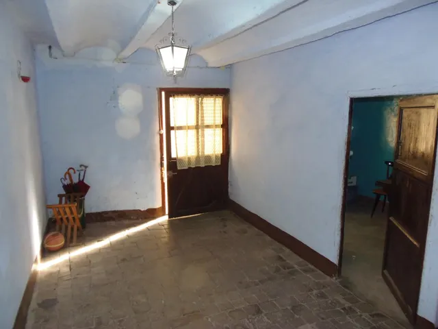 Casa grande haciendo esquina en el centro del pueblo, con patio grande, planta baja, dos alturas — 24