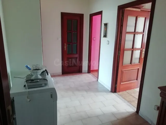 Edificio de dos alturas y cuatro vivendas cerca del bosque y - foto 5