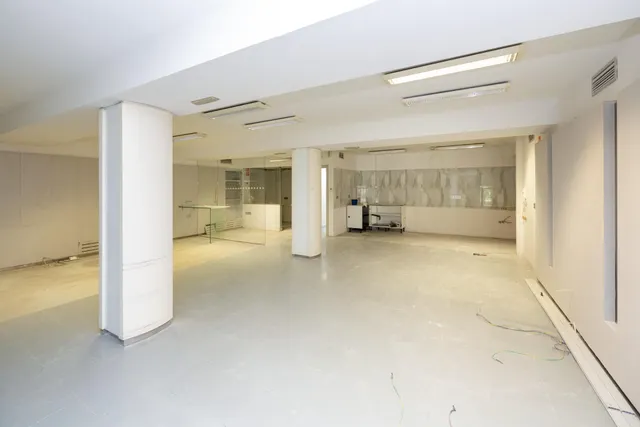 Local comercial con casi 1000 m2 en plena Gran via de Granada. Oportunidad única y exclusiva — 8
