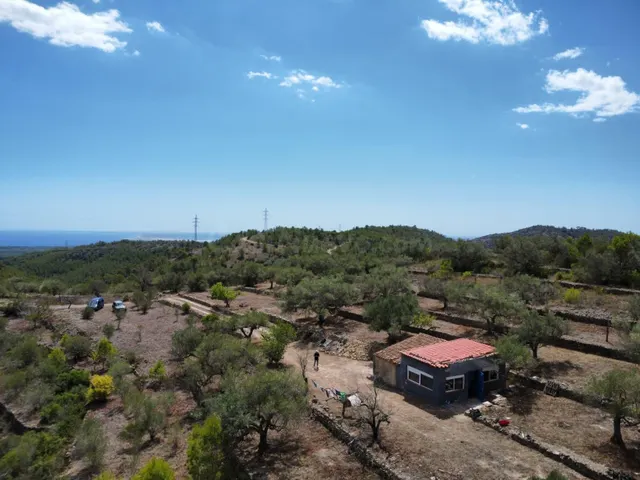 Magnífica finca rústica con vistas al mar y construcciones l