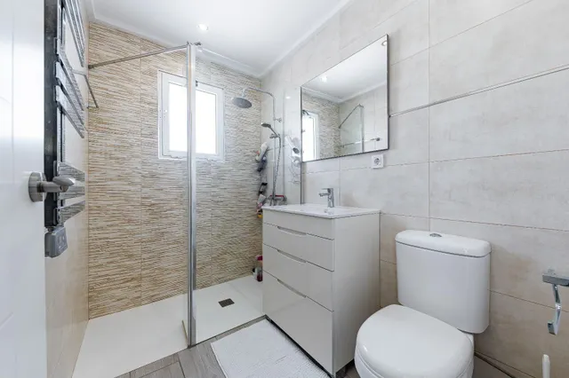 Precioso adosado totalmente reformado con piscina comunitaria, ideal para familias — 10