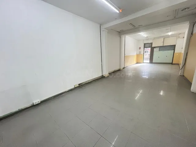 Local comercial en alquiler en la Plaça de les Fonts – Casc  - foto 4