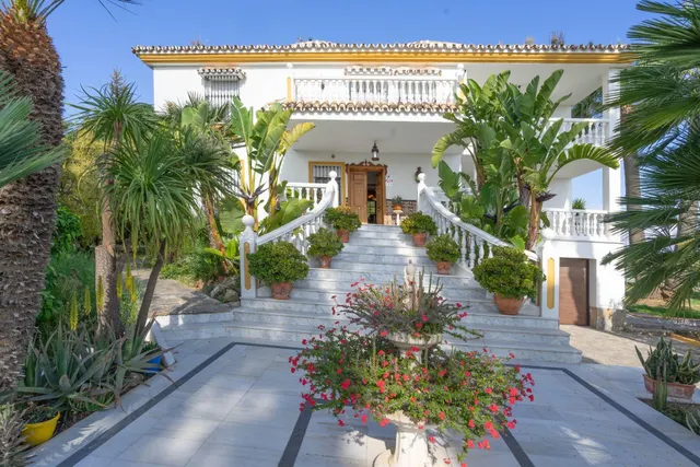 VILLA CON DOS VIVIENDAS, PISCINA, BARBACOA, GARAJE Y ZONA DE
