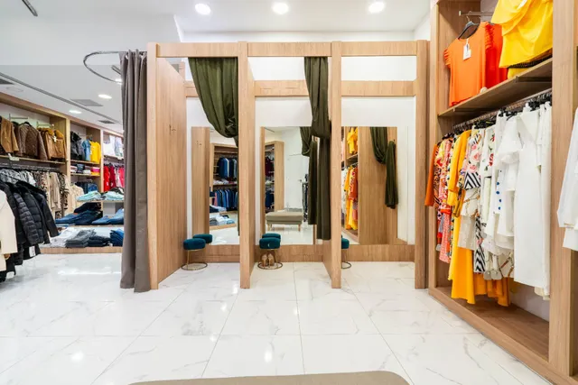 LOCAL COMERCIAL EN CALLE REYES CATOLICOS 12 — 10