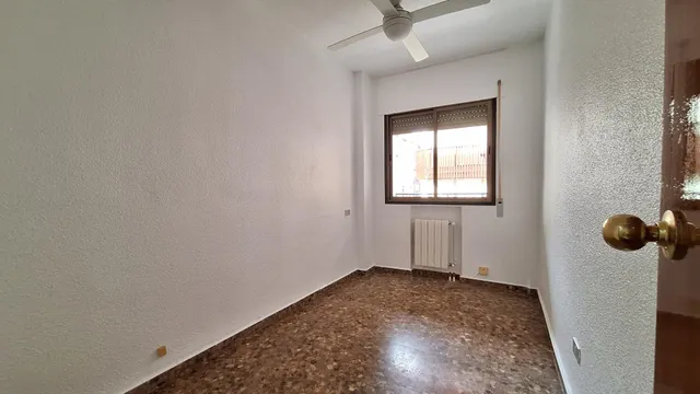 Piso SIN AMUEBLAR de 4 dormitorios, dos baños y plaza de garaje en la Calle Puerta Nueva — 12