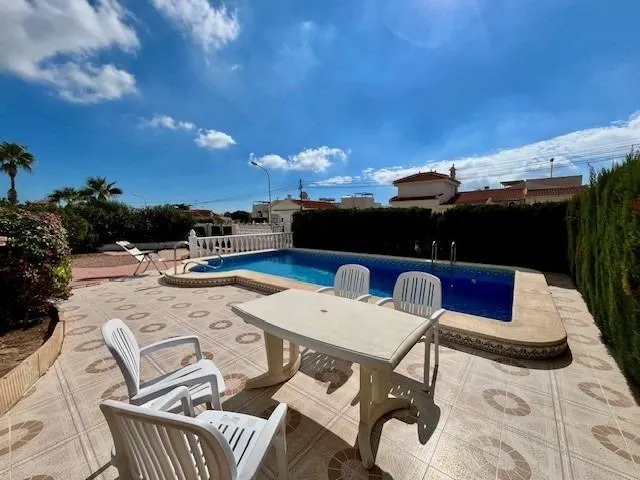 Villa independiente orientada al sur con piscina privada en un terreno de 502 m2 – Ciudad Quesada — 6
