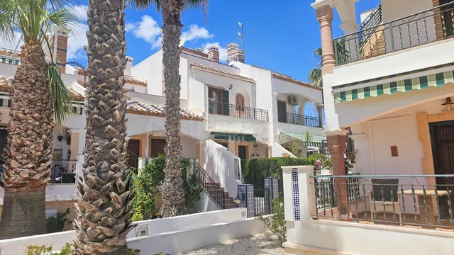 Se vende un adosado de 2 dormiotrios y 2 baños en comunidad  - foto 2