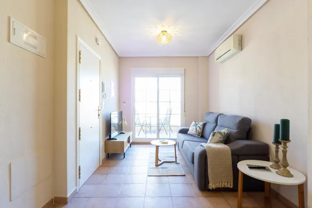 Ático renovado con estilo y balcón cerca de la playa — 9