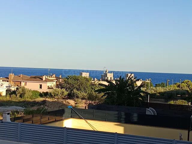 Preciosa casa moderna con piscina en la zona nueva a un paso - foto 5