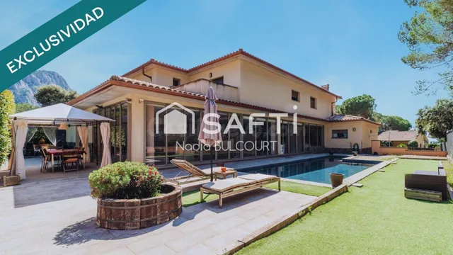 Villa exclusiva con piscina y vistas a Montserrat