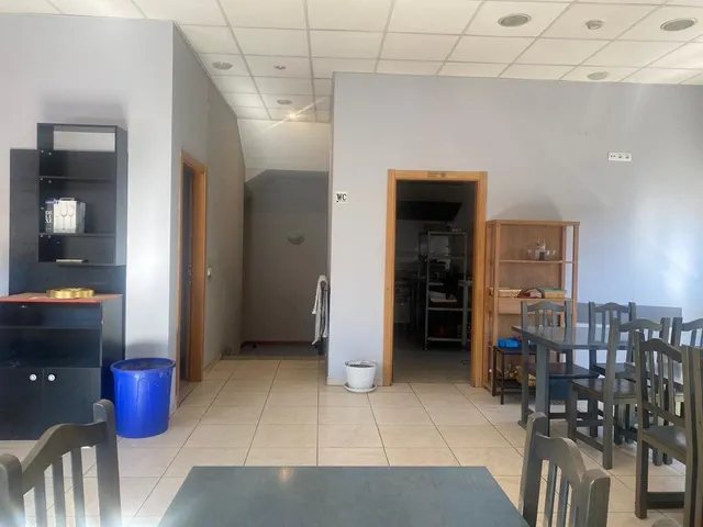 Se alquila local — 2