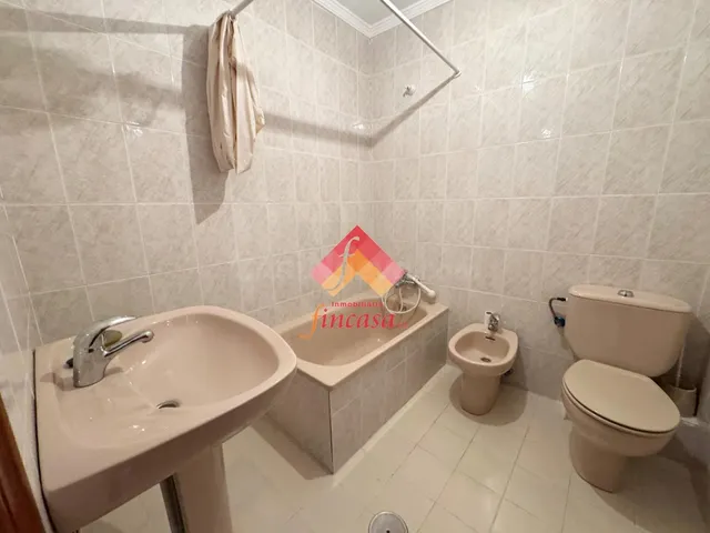 ¡AMPLIO PISO CON COCHERA CERRADA EN EL CENTRO! - foto 4