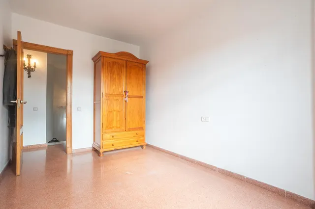 Almeria - cruz de caravaca: amplio triplex - 6 habitaciones + 3 baños + 1 aseo + garaje amplio + 2 salones + 2 cocinas + solarium — 42