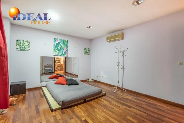 AMPLIA PLANTA BAJA JUNTO ARABIAL CON GARAJE — 11
