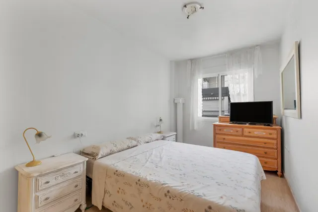 Apartamento de 2 dormitorios con piscina, garaje y trastero cerca del centro de Torrevieja — 15