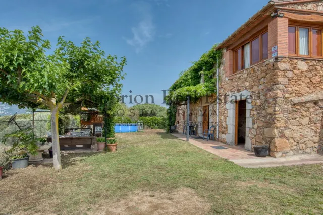 Preciosa Masia en parcela de 30.000 mts con vistas al mar