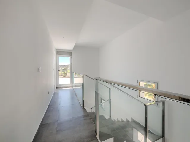 Villa de diseño moderno con vistas al golf — 35