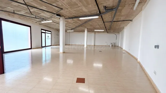 Local comercial / almacén de 198 m2 en venta a pie de calle en La Bisbal d'Empordà — 4