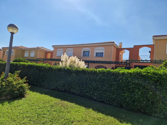 Acogedora Casa Adosada en Miami Platja con Jardín Privado y Piscina Comunitaria — 21