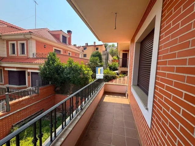 CHALET PAREADO EN VENTA CON 4 DORMITORIOS, GARAJE, JARDÍN Y  - foto 4