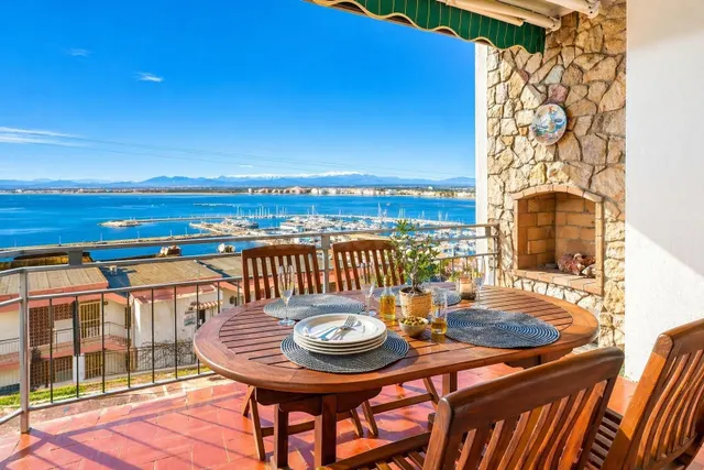Exclusiva vivienda con vistas panorámicas al mar y al puerto - foto 2