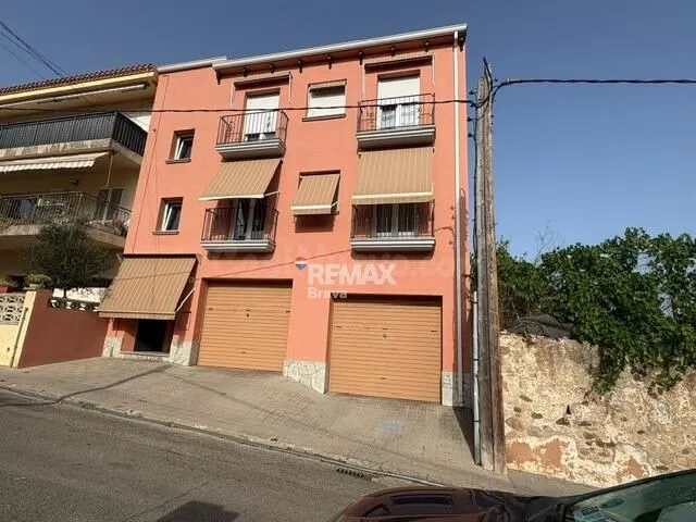 Calonge | Edificio de 3 plantas con 2 apartamentos, local y 