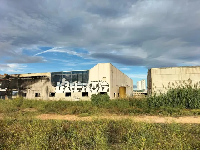 Se vende suelo industrial con nave