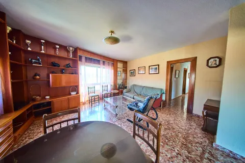 Amplia vivienda de 210 m2 en el centro de Alhendín con gran potencial de inversión