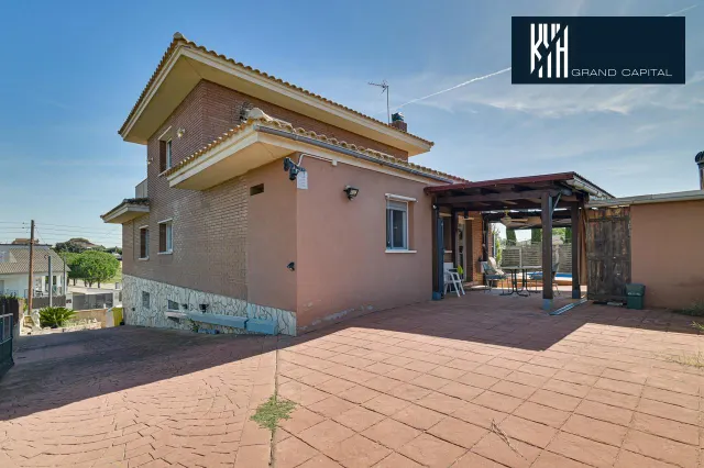 CASA EN SILS — 25