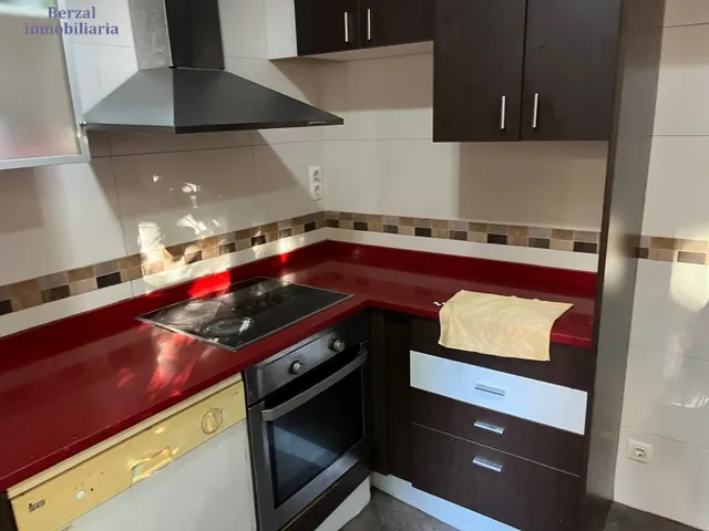 Piso planta baja, de tres hb y baño. Cocina y salón. Todo exterior — 10