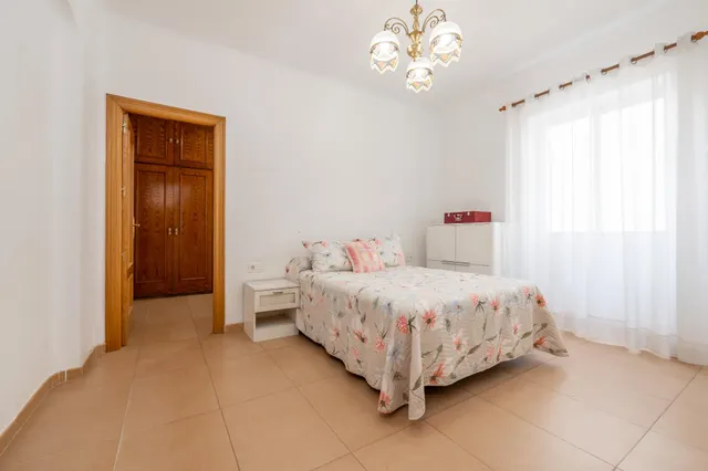 Piso de 87 m2 con 3 dormitorios en Pedro Antonio de Alarcón 27, junto a Recogidas — 32
