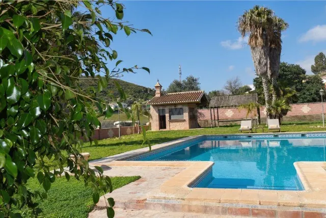 Villa con casa independiente, de huéspedes y huerta de aguac