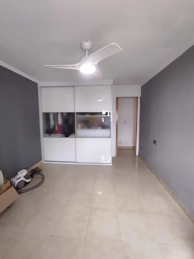 Se vende piso de 2 habitaciones con balcón y ascensor — 24