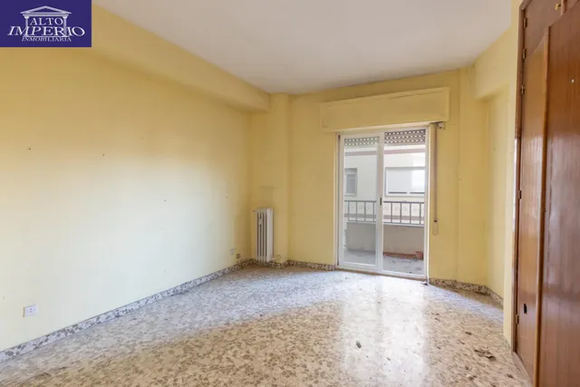 Piso en esquina con terraza y vistas a Plaza Mariana Pineda, Granada — 10