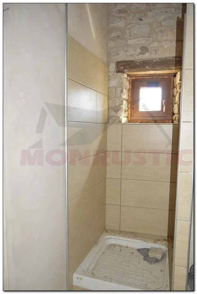 CASA DE PIEDRA ESQUINERA DE 257 M2 PRCTICAMNTE REFORMADA DE PIEDRA, 3 DORMITORIOS SUITES. — 40