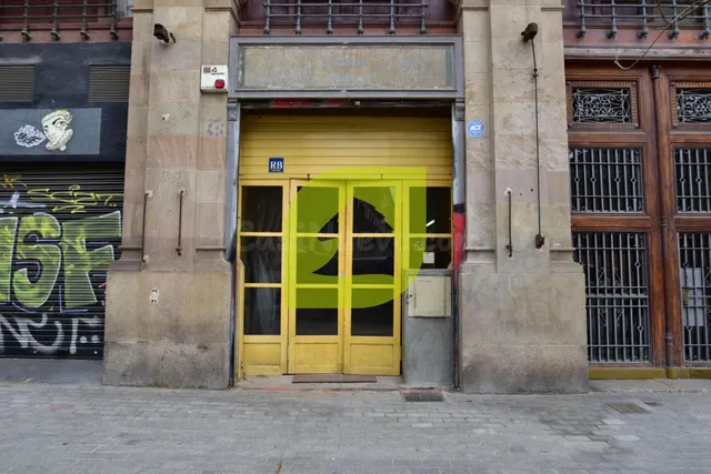 Exclusivo local comercial en planta baja y sótano, situado e - foto 3