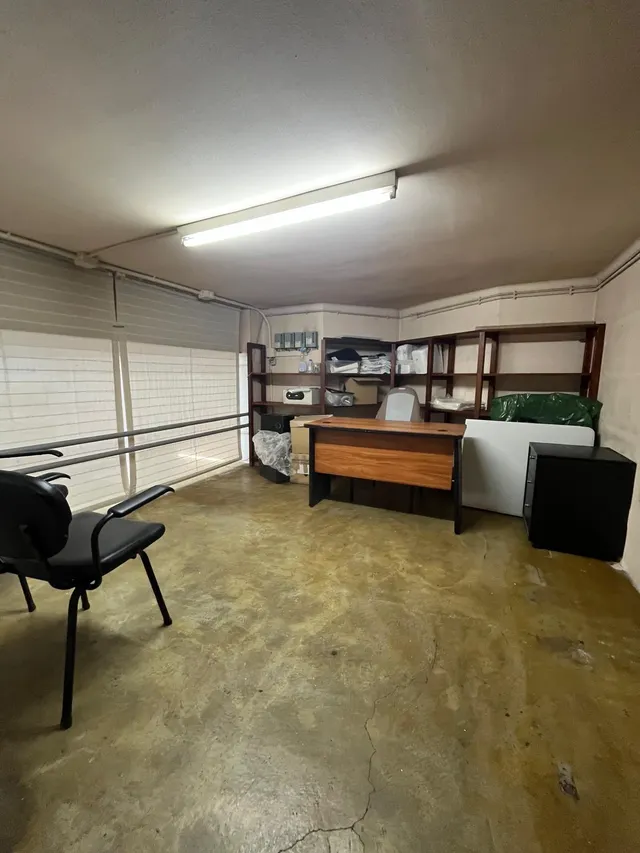 LOCAL COMERCIAL CON ALTILLO SITUADO EN ZONA  DR. PUJADES — 26