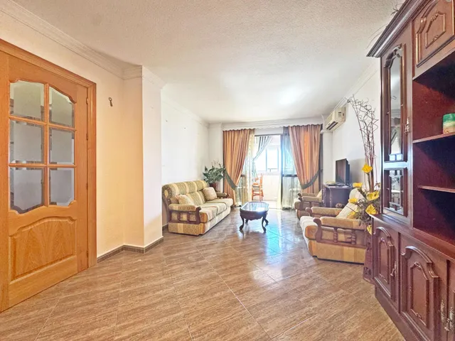 Amplio piso en esquina todo exterior con terraza y vistas al mar junto a Vialia y Avenida de Andalucía. — 7